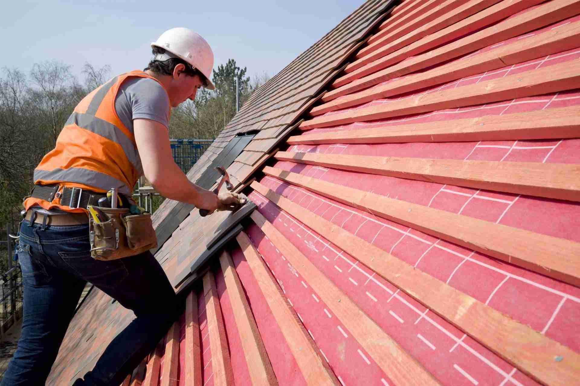 roofer-on-battens-scaled roofer-on-battens-scaled
